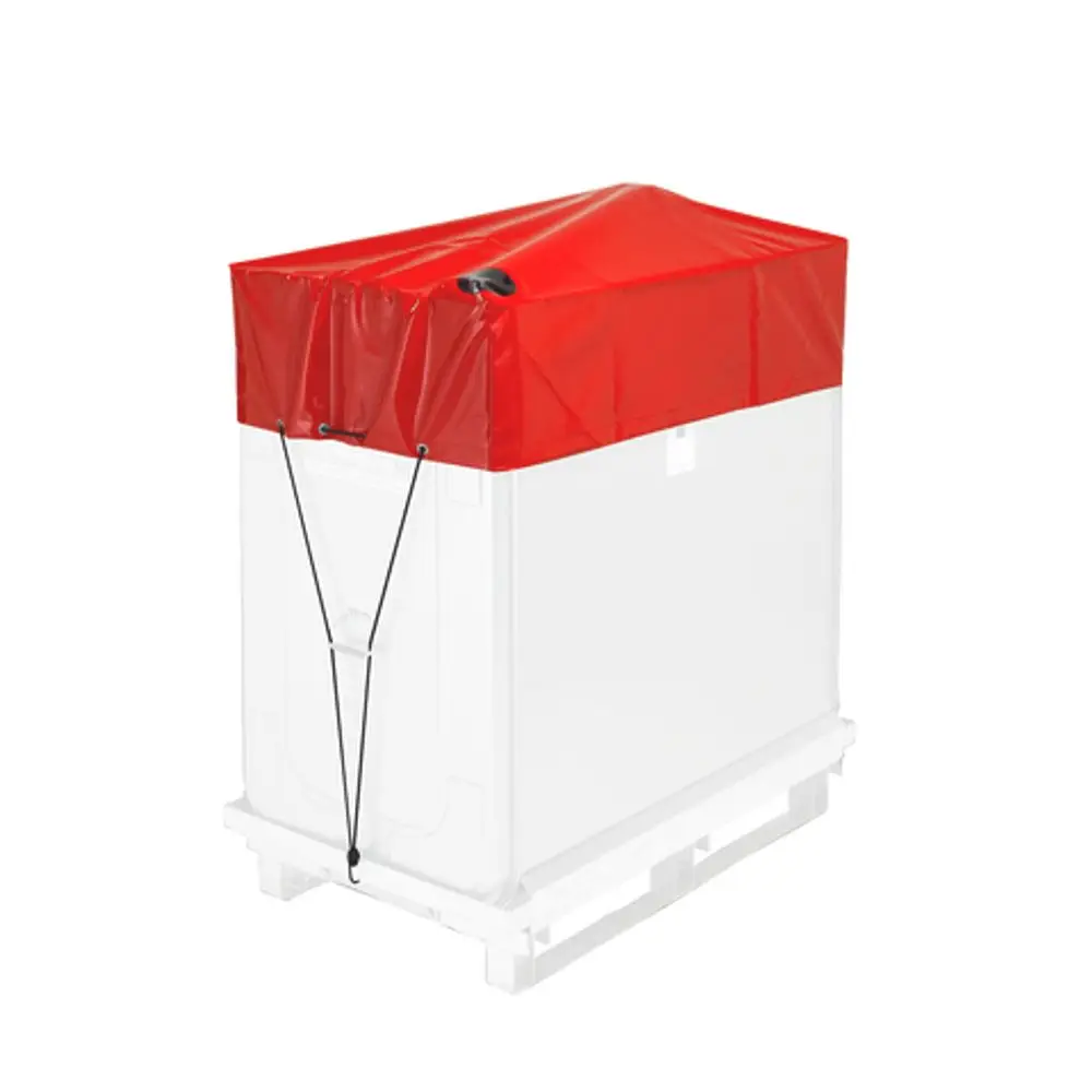 Roth Schutzhaube in Rot über einem weißen Behälter auf einem Palettenständer. Die Haube ist mit Schnüren gesichert und schützt den Inhalt vor Witterungseinflüssen.